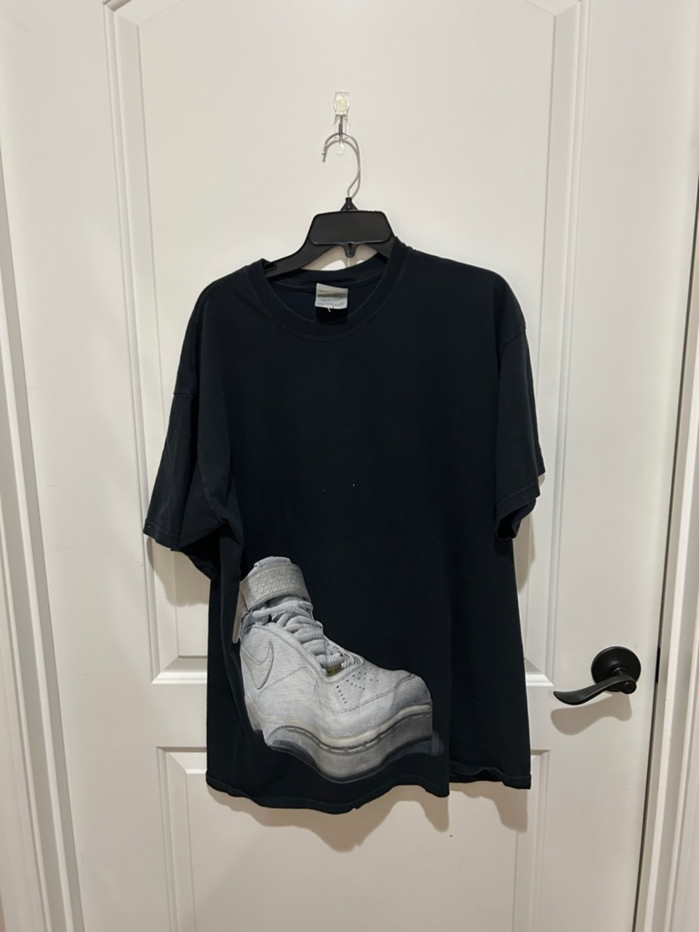 VINTAGE Nike Black Graphic Crewneck T-Shirt with Air Force One Print